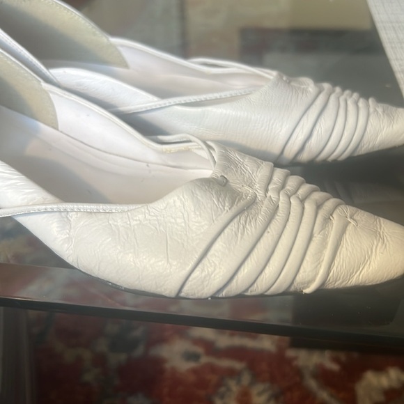 VINTAGE BAKERS! White, leather, size 8.5, cute & classy. - Picture 2 of 6